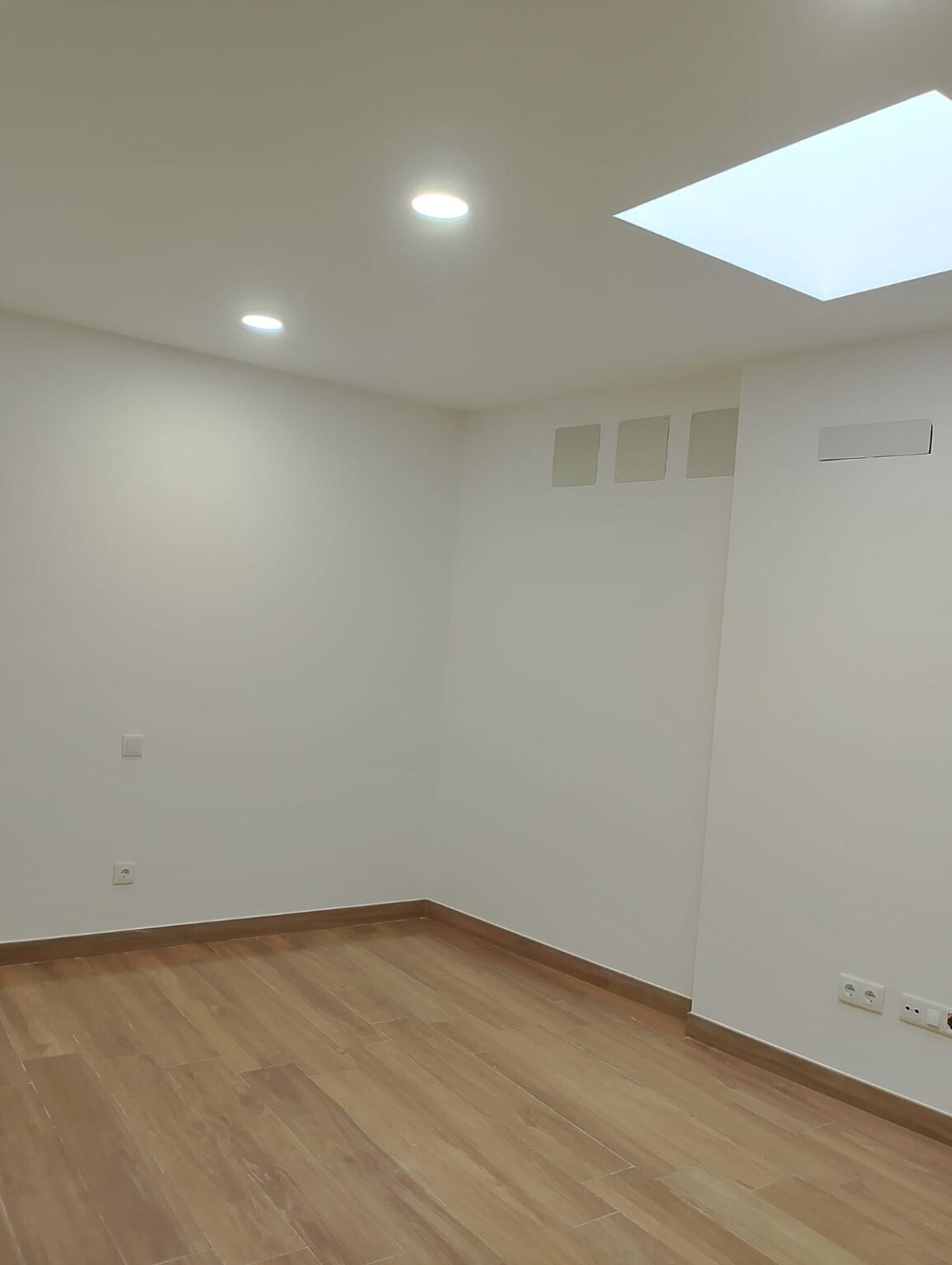 Pintores trabajando con protección en suelos y muebles, destacando la limpieza.